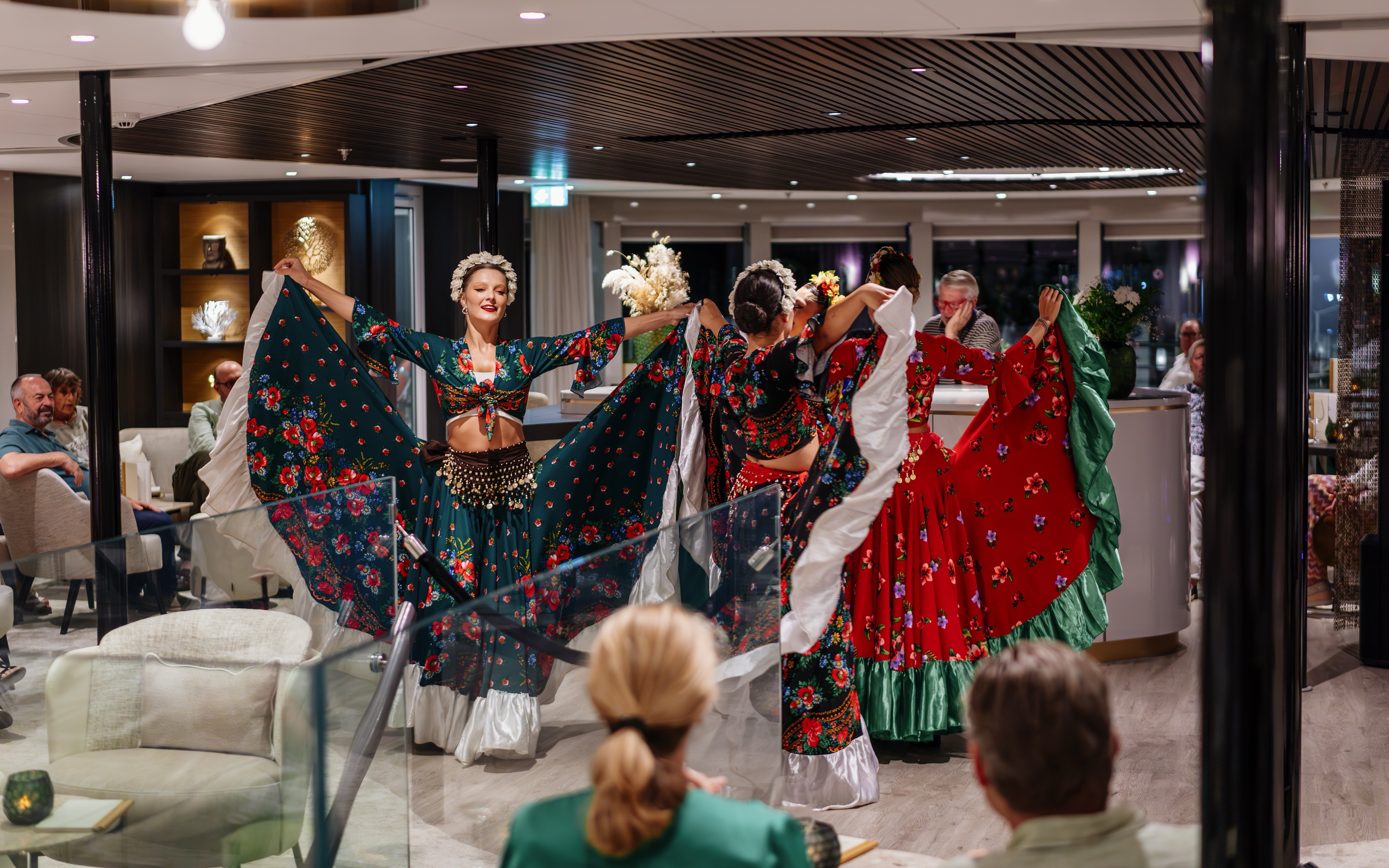 AMADEUS Guest Experience Lifestyle Traditional Performances Entertainment ©Leuftner Cruises Amadeus Volker Vornehm 2.jpg